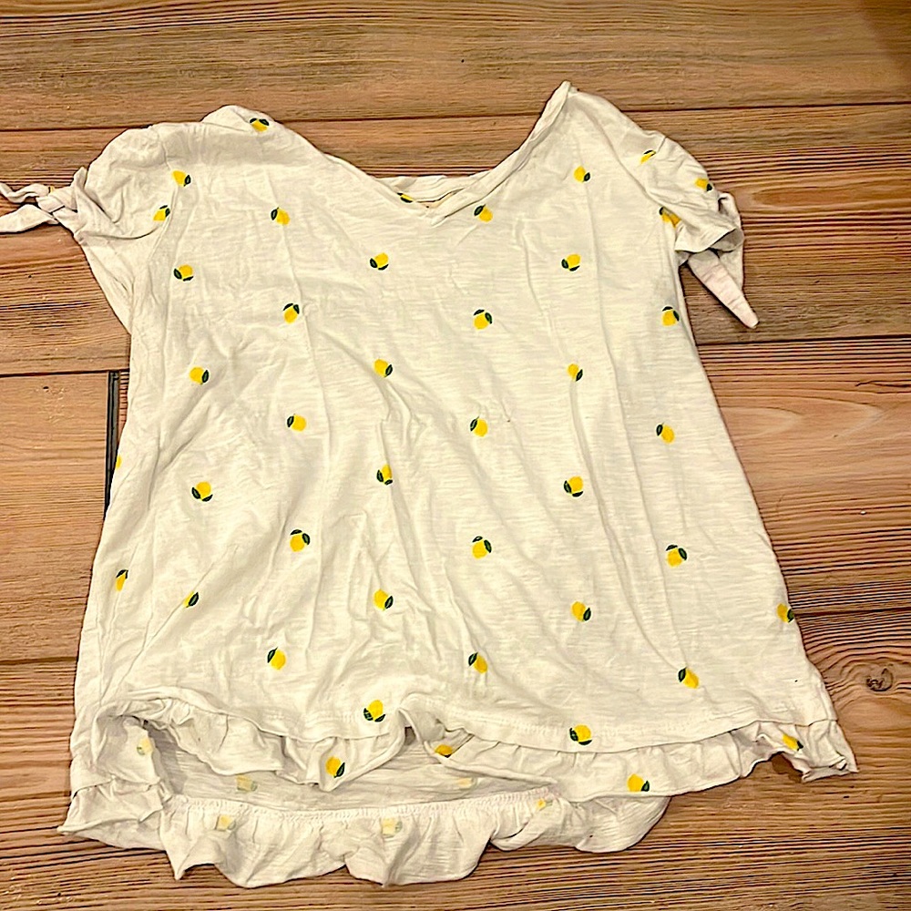 This is a lemon shirt small by the company style and co